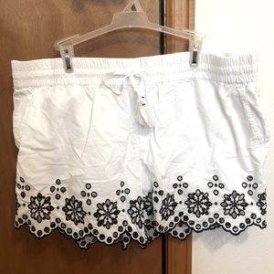 Vineyard Vines Lace Detail Shorts